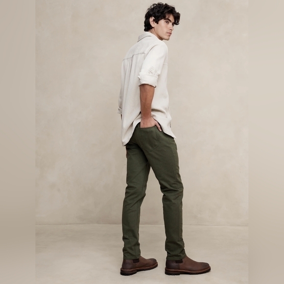 Banana Republic Factory Men's Travel Jeans in 32 Athletic Fit - Picture 2 of 8